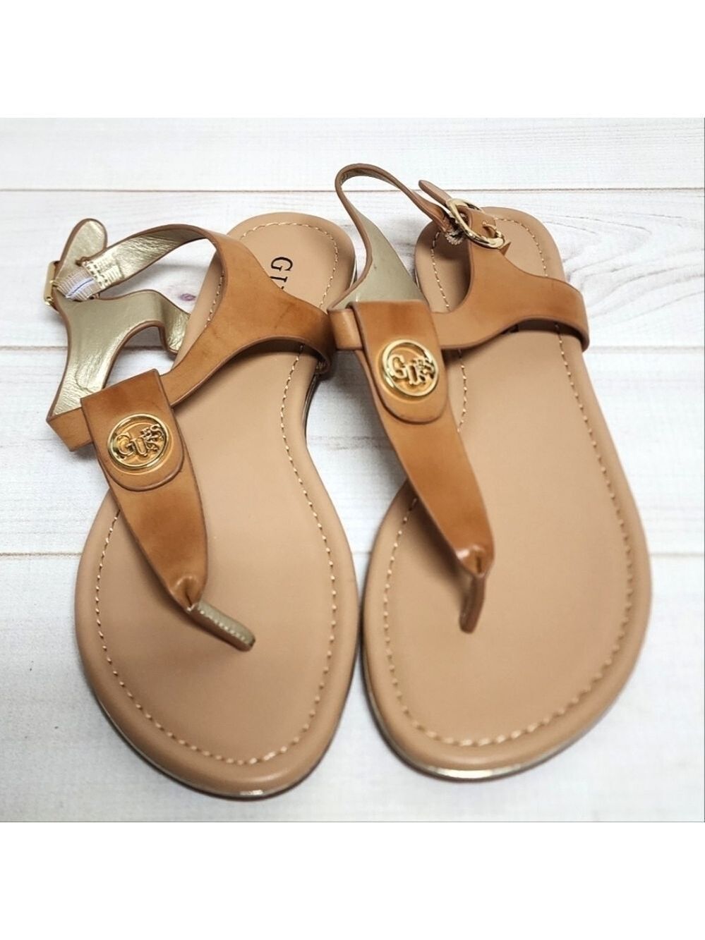 GUESS Tan Thong Slingback Sandals Gold Logo Medallion Size 6 NWT - Picture 3 of 6